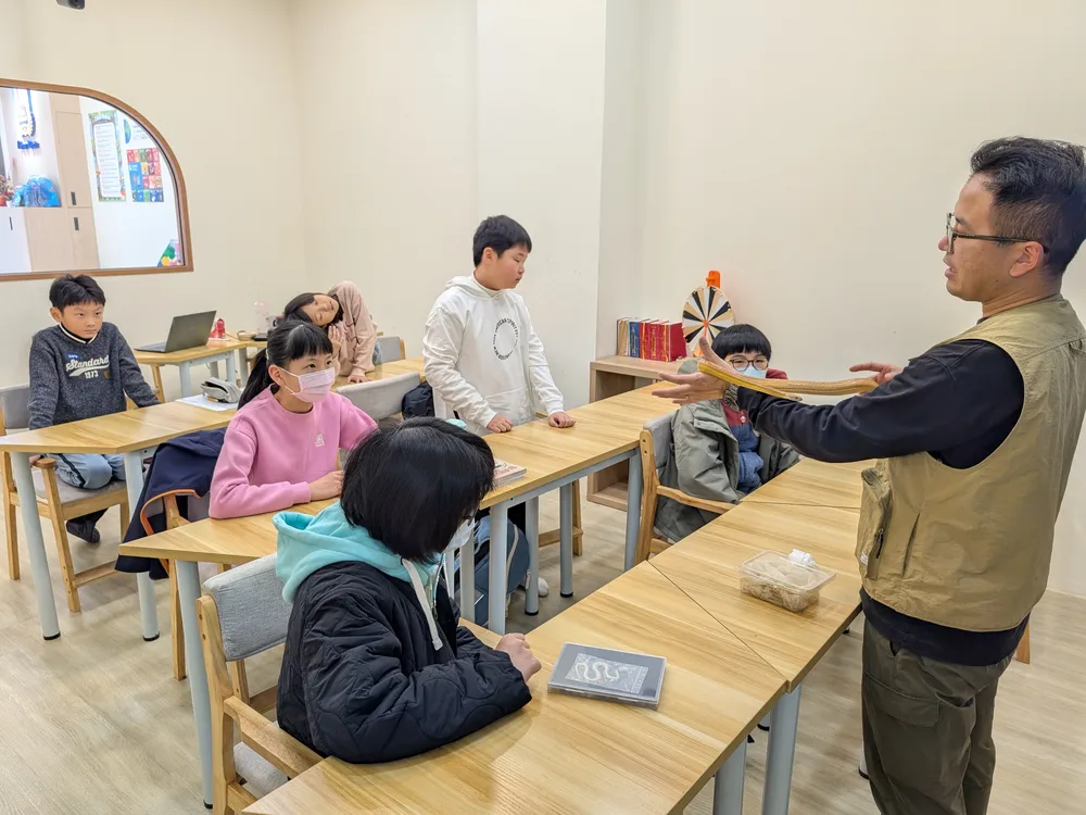 生物課：老師帶孩子近距離觀察動物